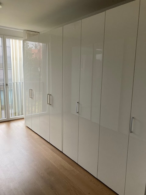 Raumhoher weisser Kleiderschrank aufgebaut