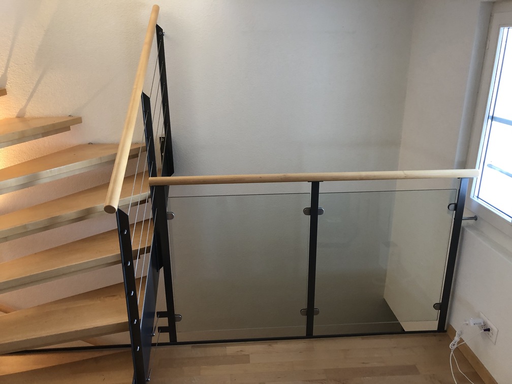 Offene Treppe mit Glasgeländer