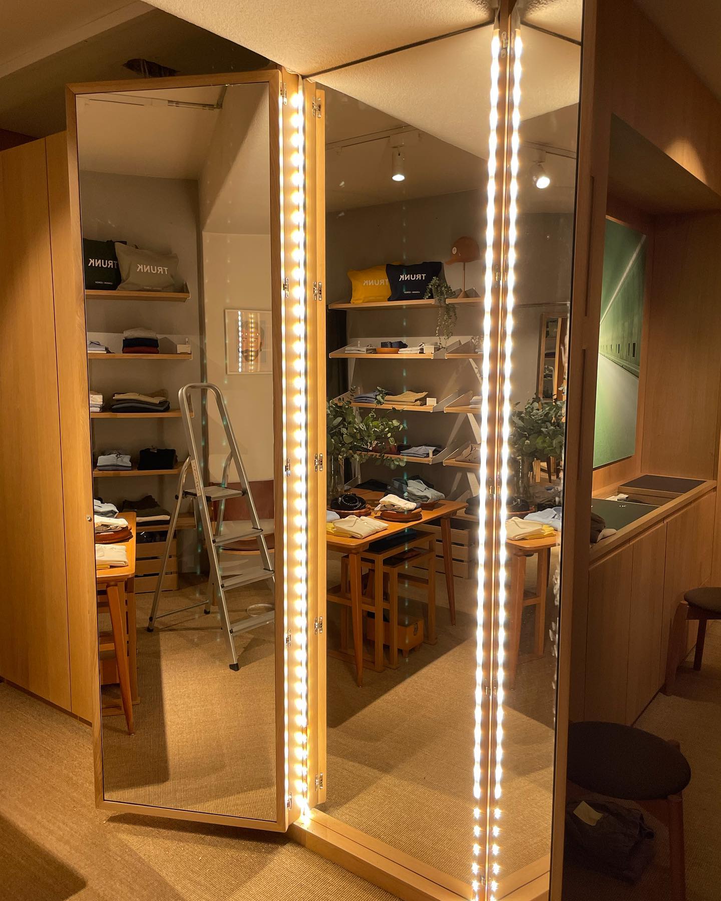 Spiegeltüren mit LED-Streifen in einem Ladenlokal