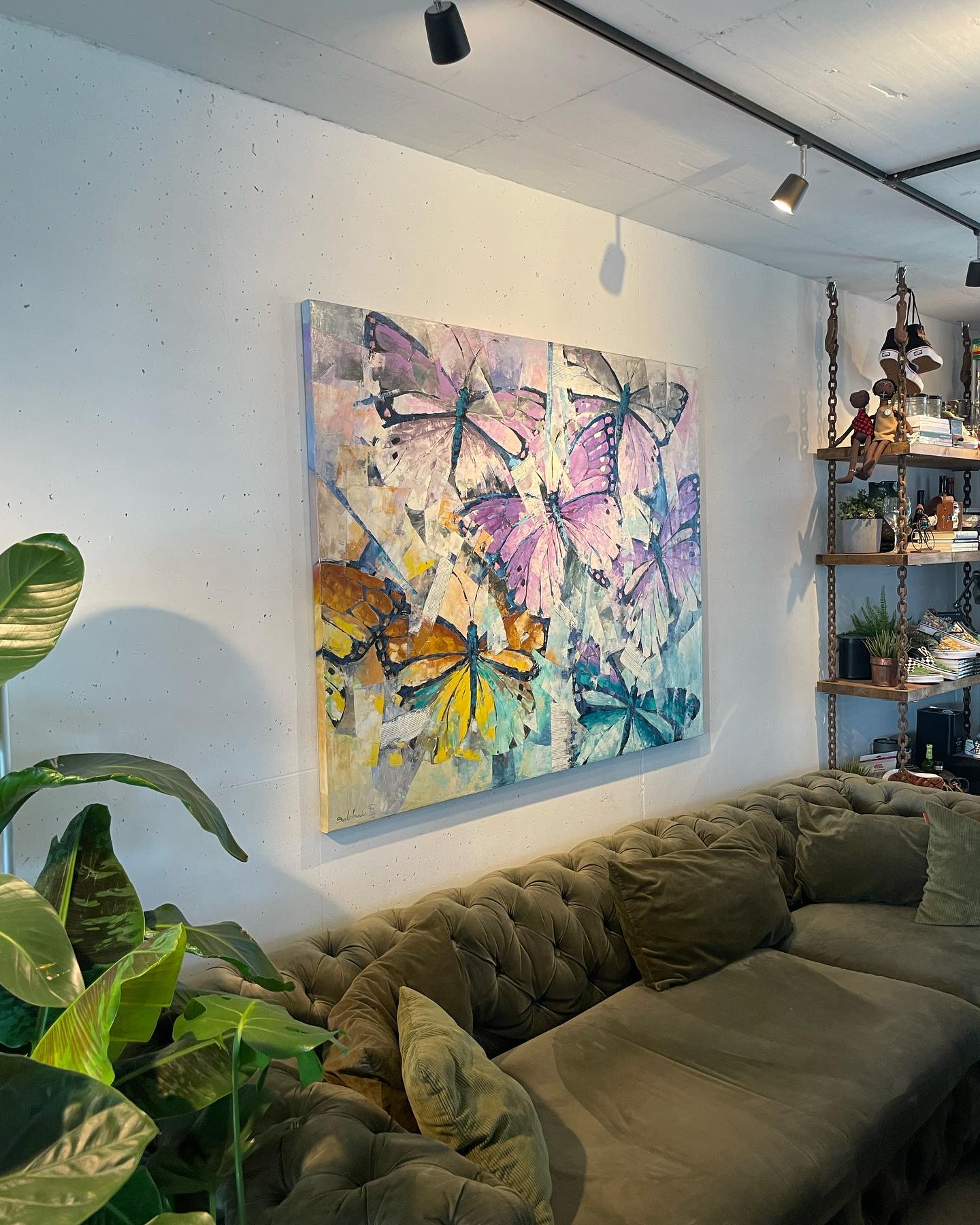 Grosses Schmetterlingsbild über dem Sofa aufgehängt